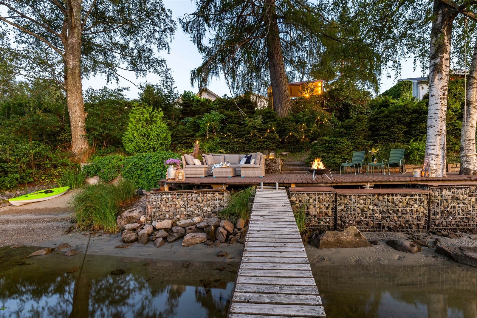 Egen sandstrand og brygge gjør eiendommen ganske unik Galleribilde