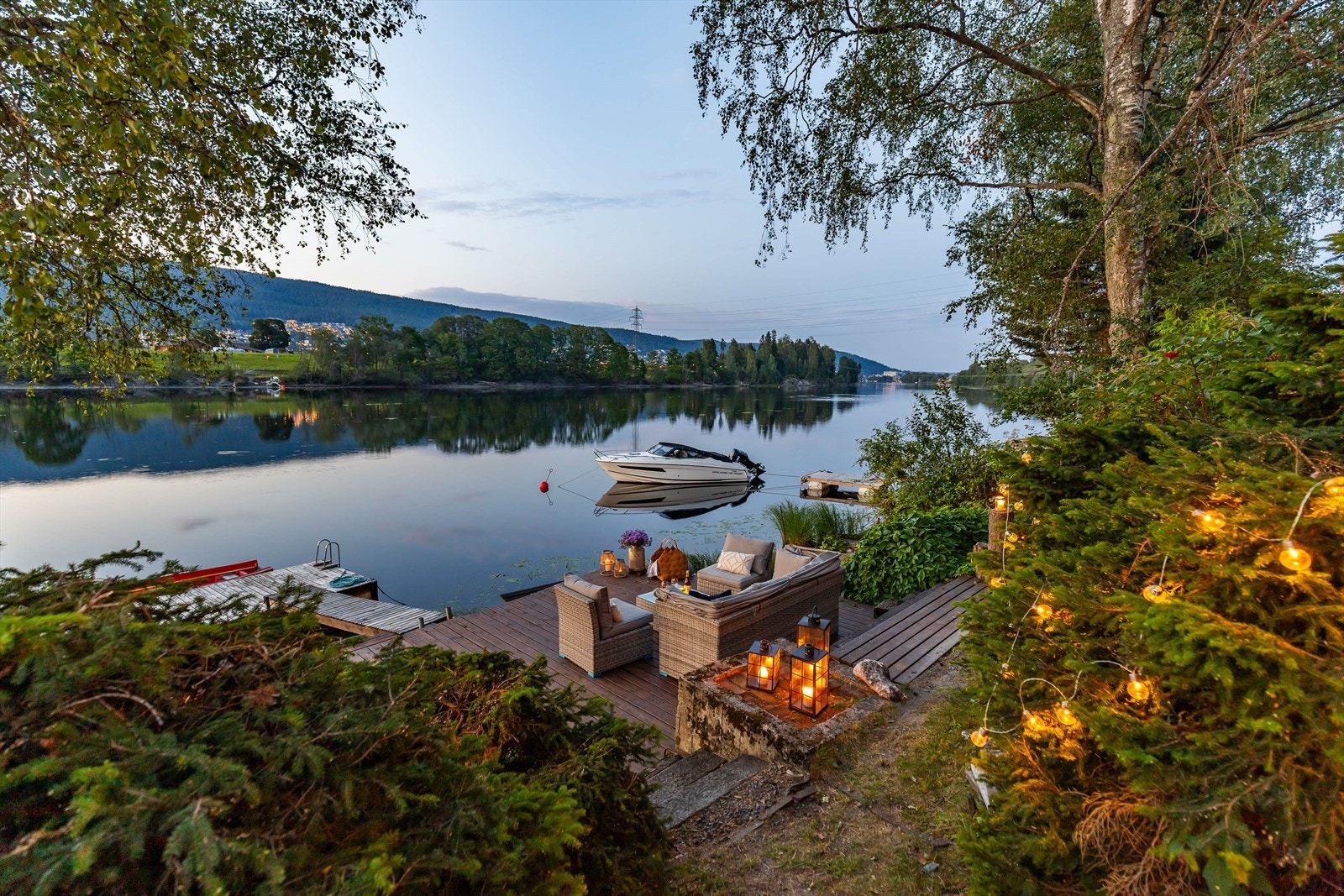 Dette er en fantastisk eiendom beliggende i første rekke mot elva med egen brygge og båtplass Galleribilde