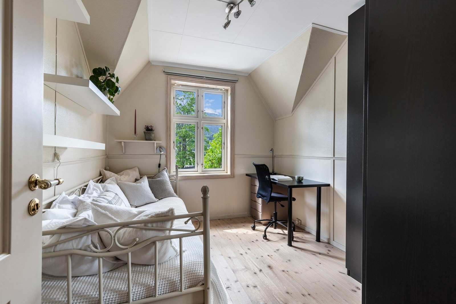 Det er to soverom i 2. etasje med god plass for seng og garderobe Galleribilde