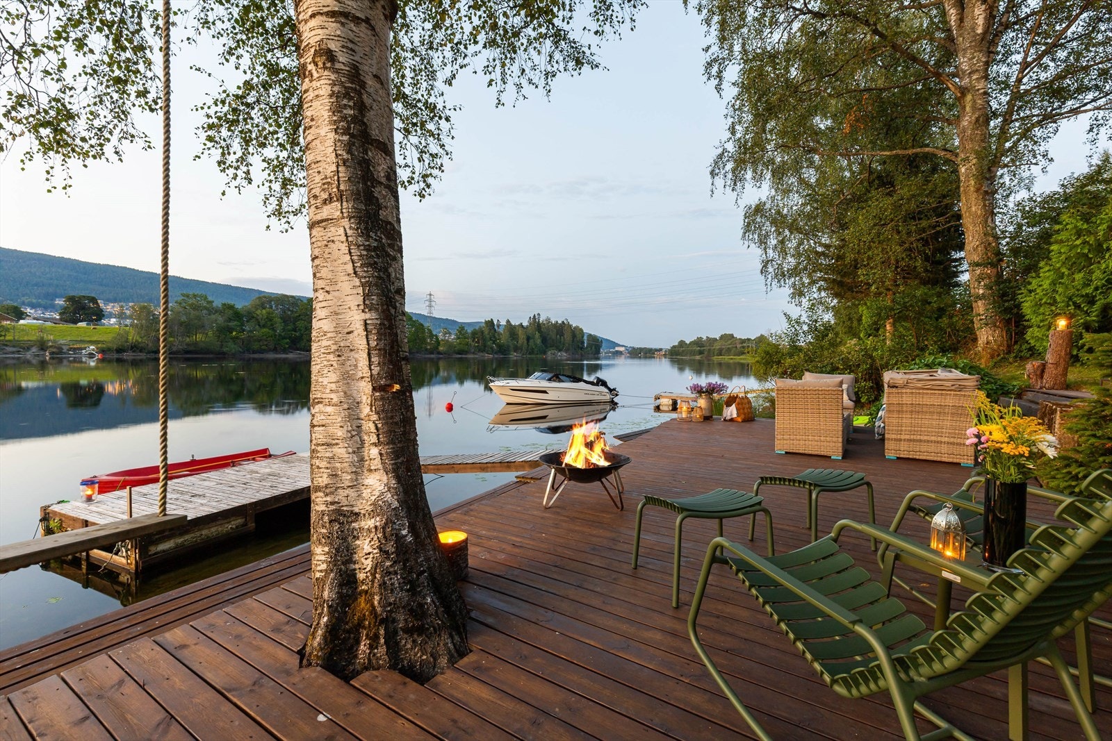 Terrassen er tilpasset beplantning og terrenget Galleribilde