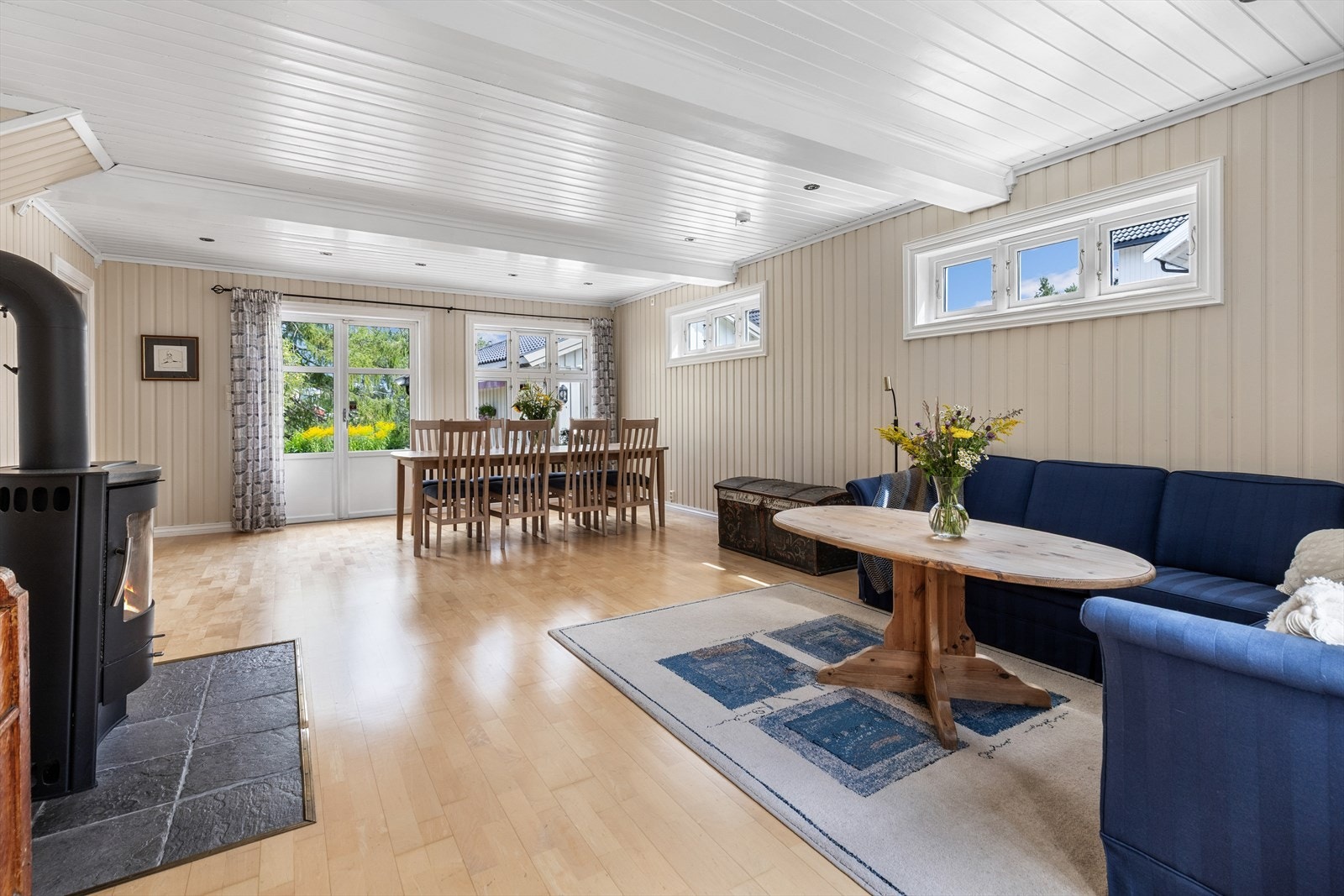 Det er god plass for både spisebord og sofakrok Galleribilde