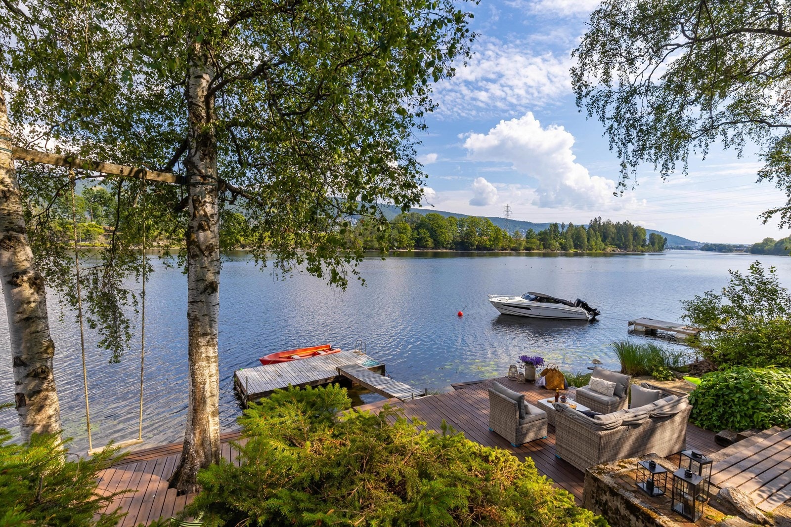 Nede ved elven er det gjort store arbeider med flomsikring og bygget opp store terrasser med gode møbleringsmuligheter Galleribilde