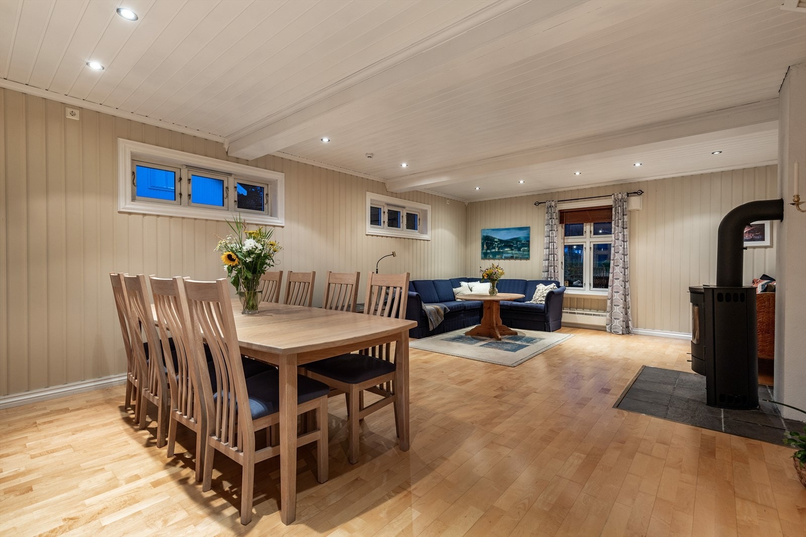 Spisestuen har utstrakt bruk av downlights, som gir en hyggelig stemning på kvelden Galleribilde