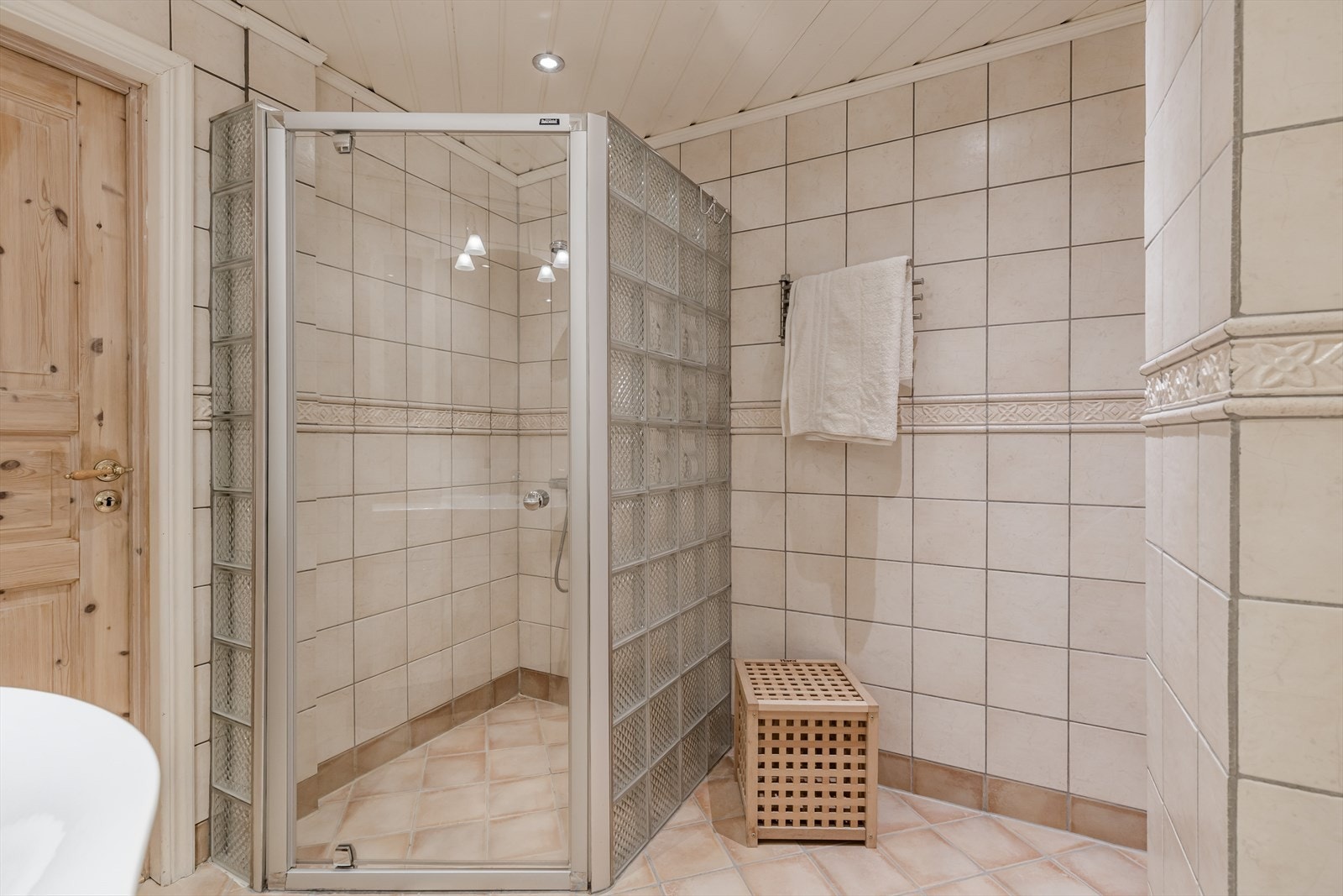 Stor dusjnisje med glassbyggersten Galleribilde