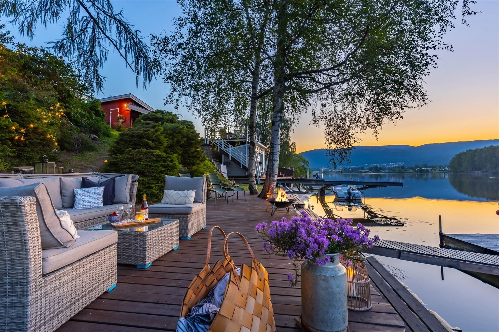 Selger forteller om sene kvelder rundt bålpanna, og daglige badeturer fra tidlig vår til sen høst Galleribilde