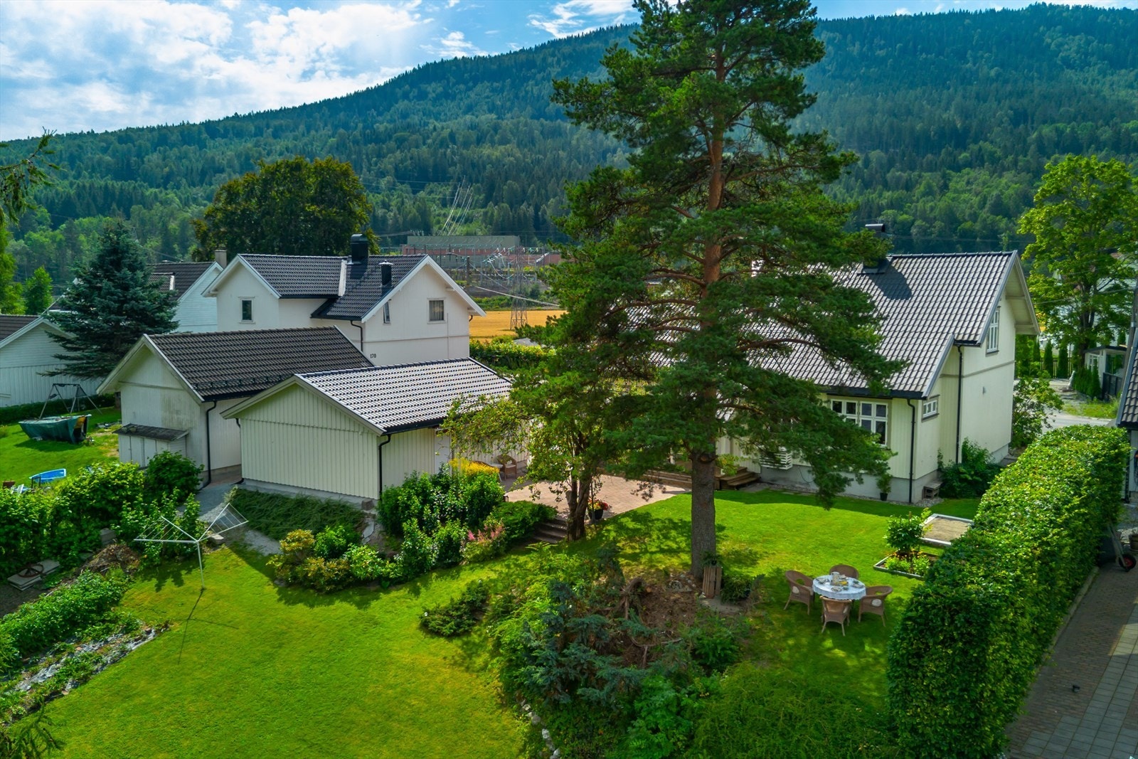 Eiendommen er parkmessig opparbeidet med planter som kommer tilbake hvert år Galleribilde