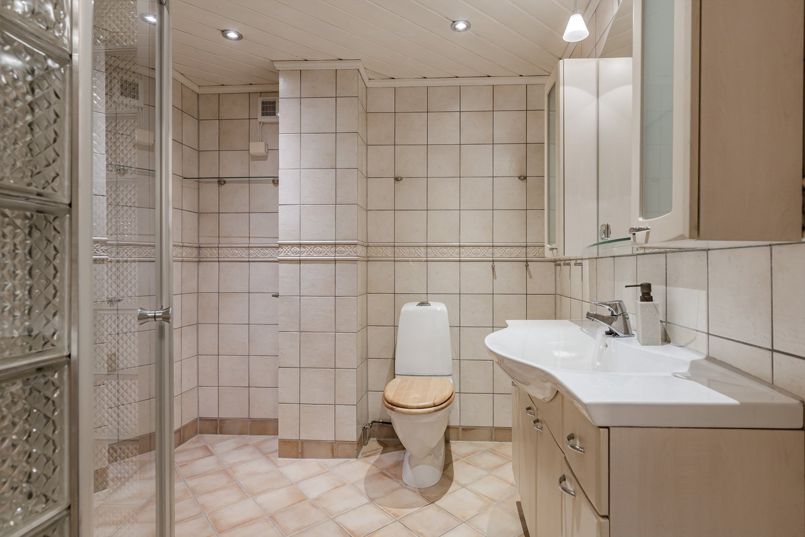 Romslig bad fra 2002 med flislagte gulv og vegger Galleribilde