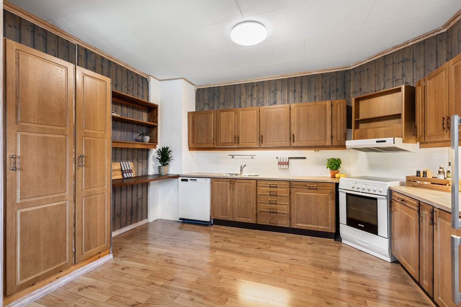 Godt med skap og benkeplass på kjøkkenet Galleribilde