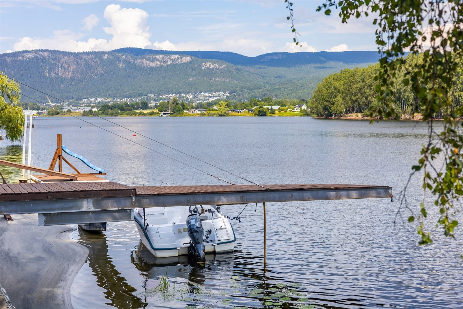Det er også bygget en utstikksbrygge som deles med naboen ifølge selger Galleribilde