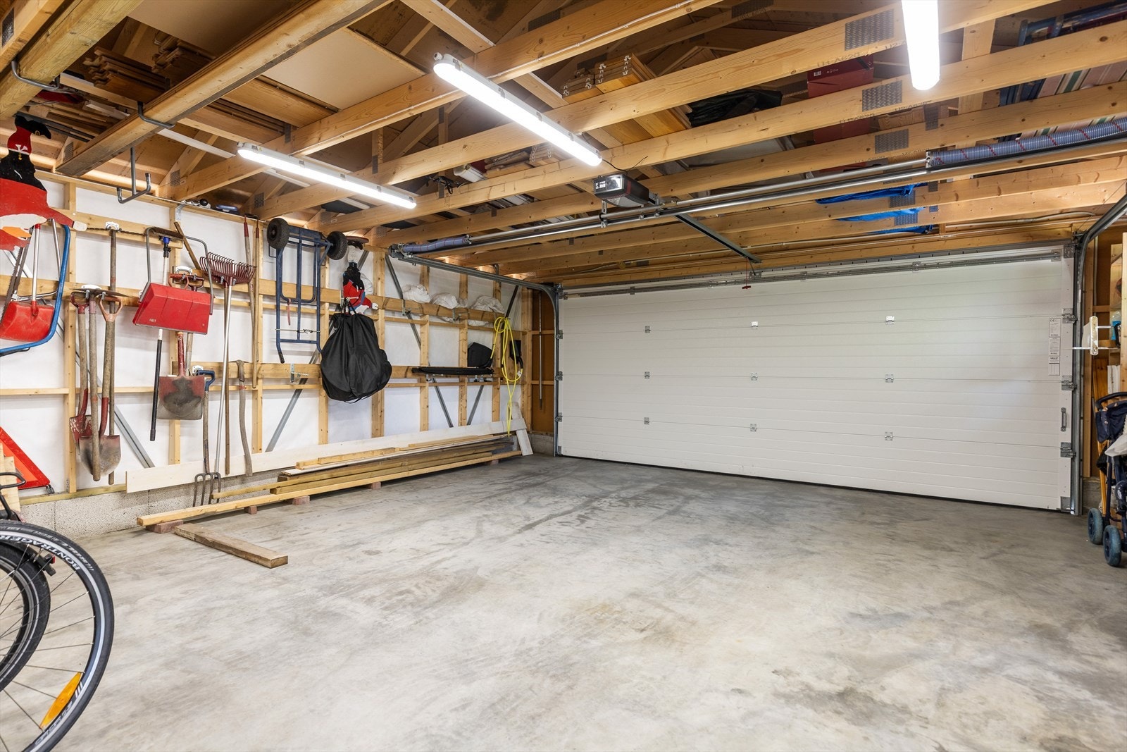 God plass for biler og annen oppbevaring Galleribilde