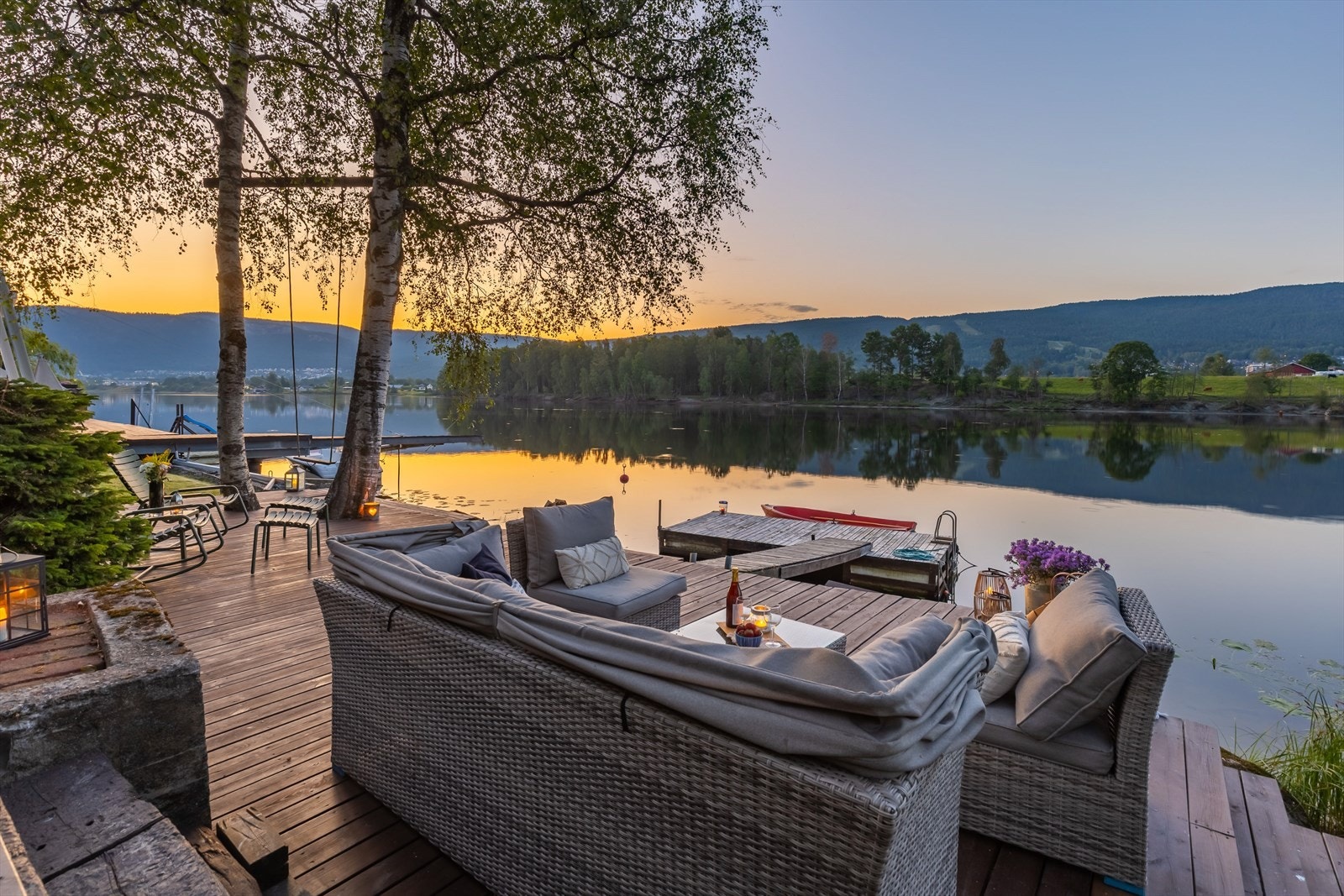 Det er opparbeidet en flott uteplass ved bryggen hvor solnedgangen kan nytes til det fulle Galleribilde