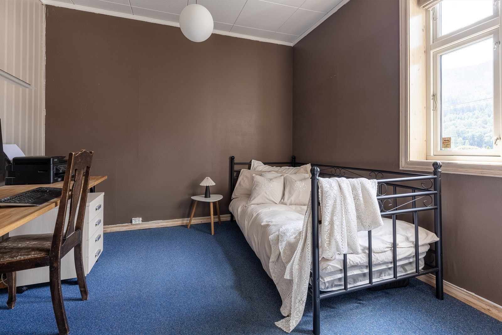 Det er totalt 2 soverom i 1. etasje Galleribilde