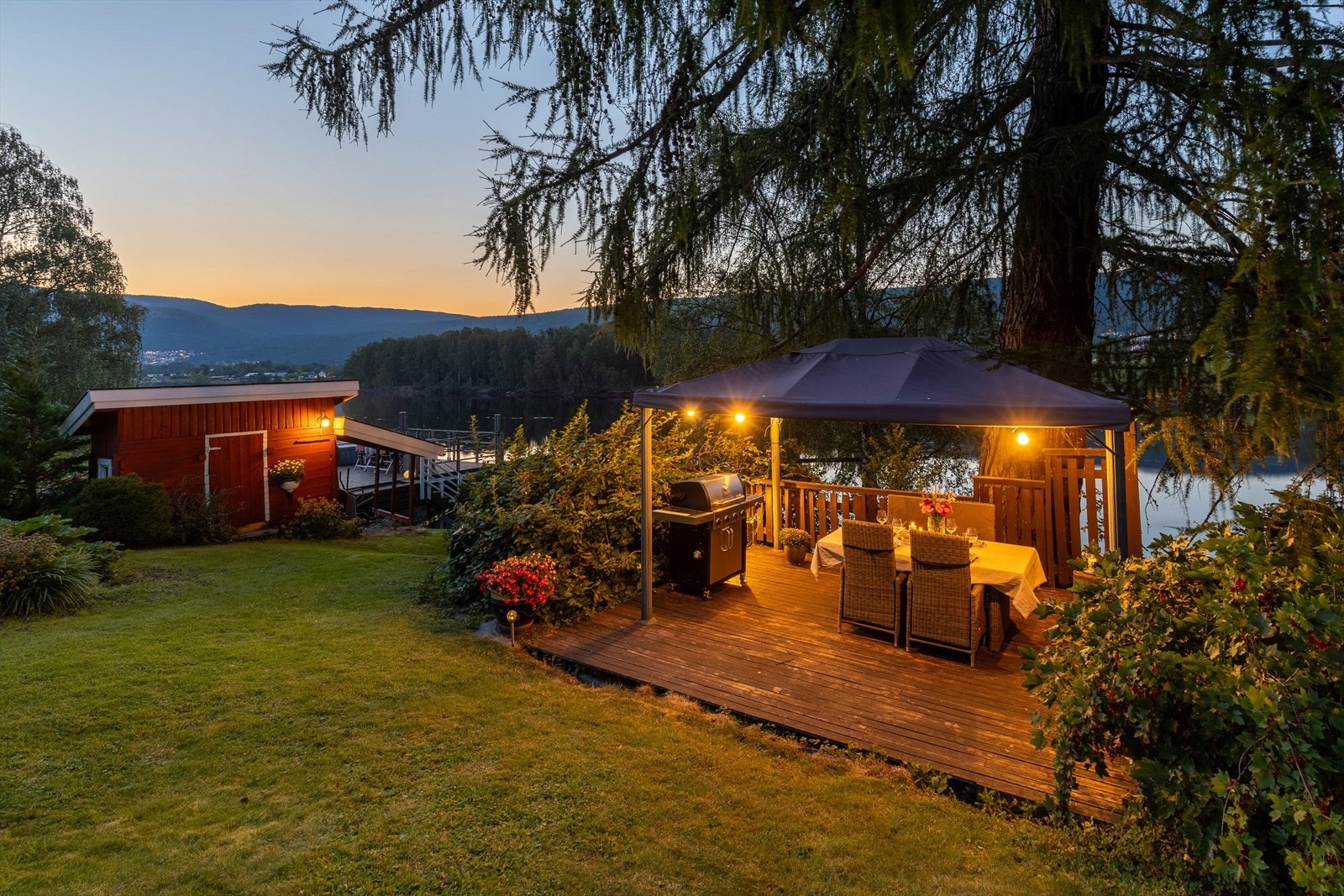 Koselig kveldsstemning ved uteterrassen med pergola Galleribilde
