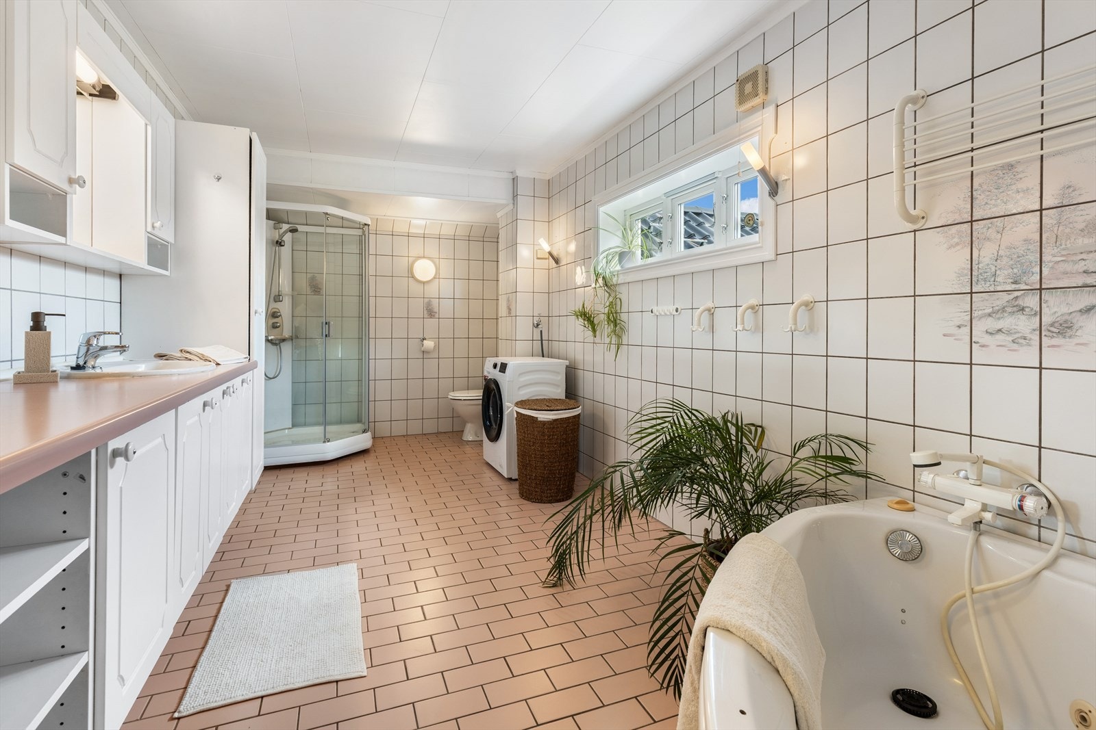 Det er også dusjhjørne, samt toalett og opplegg for vaskemaskin Galleribilde