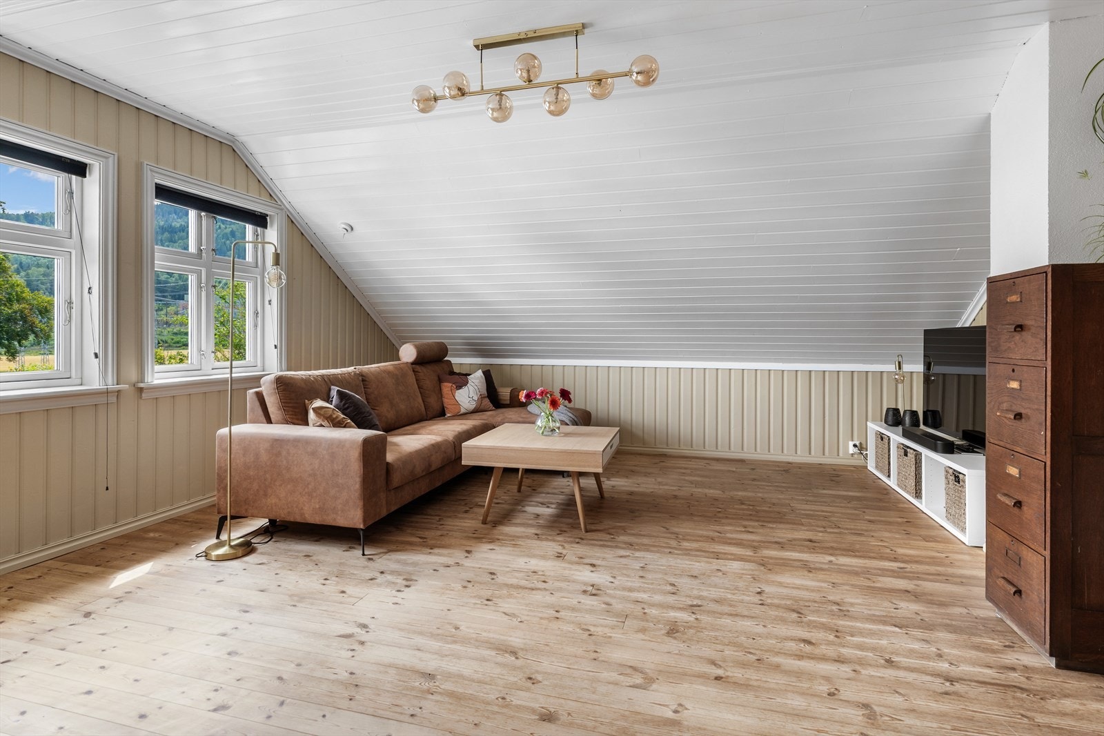 Romslig stue med god takhøyde, perfekt som ekstra tv-stue, hovedsoverom eller gjesteavdeling Galleribilde