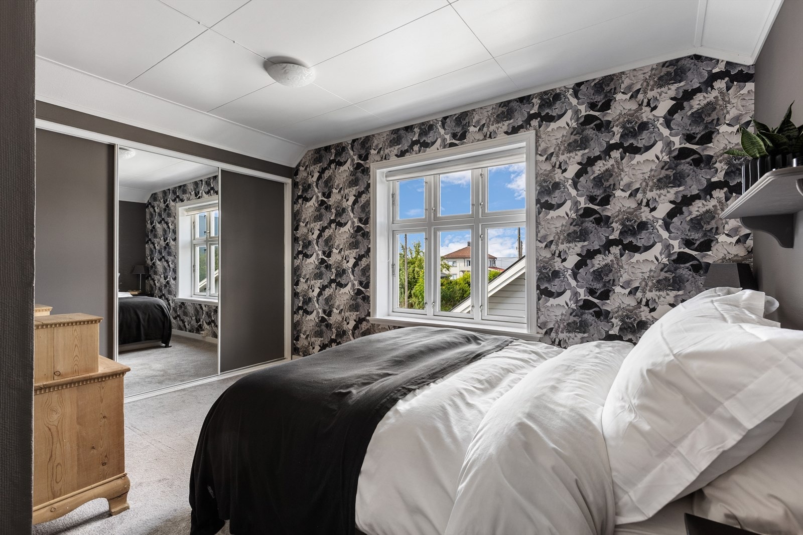 Hovedsoverom med stor skyvedørsgarderobe Galleribilde