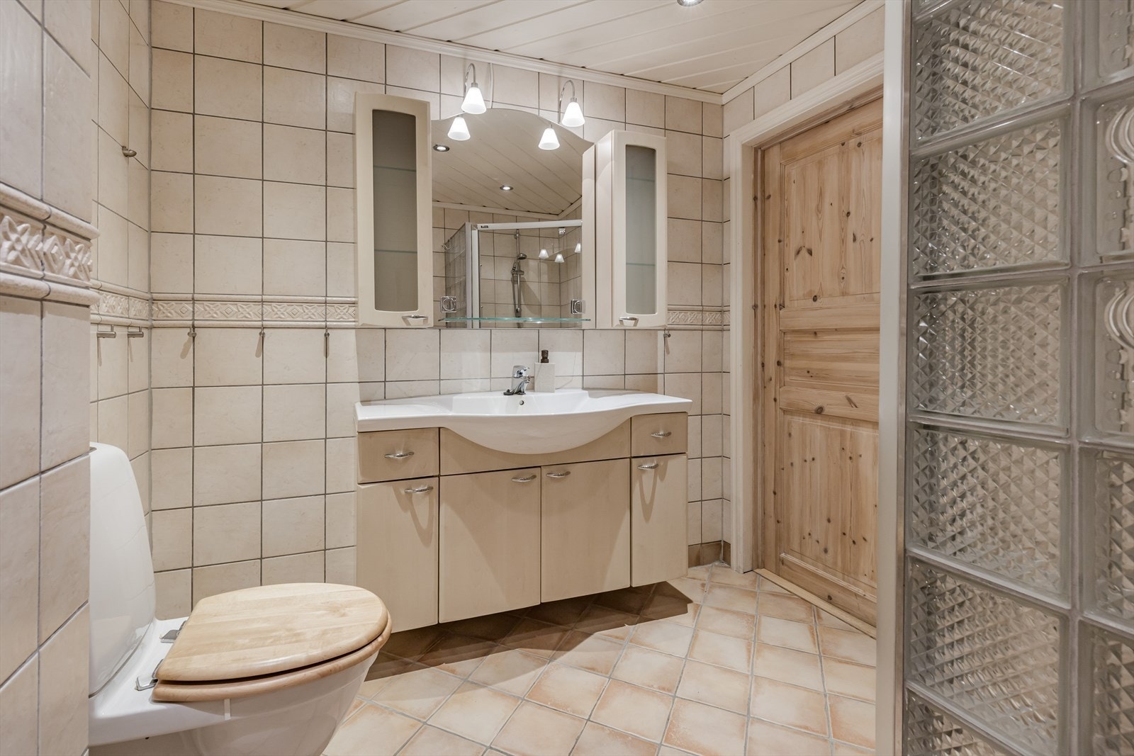 Innredning med servat, frittstående toalett og dusjnisje Galleribilde