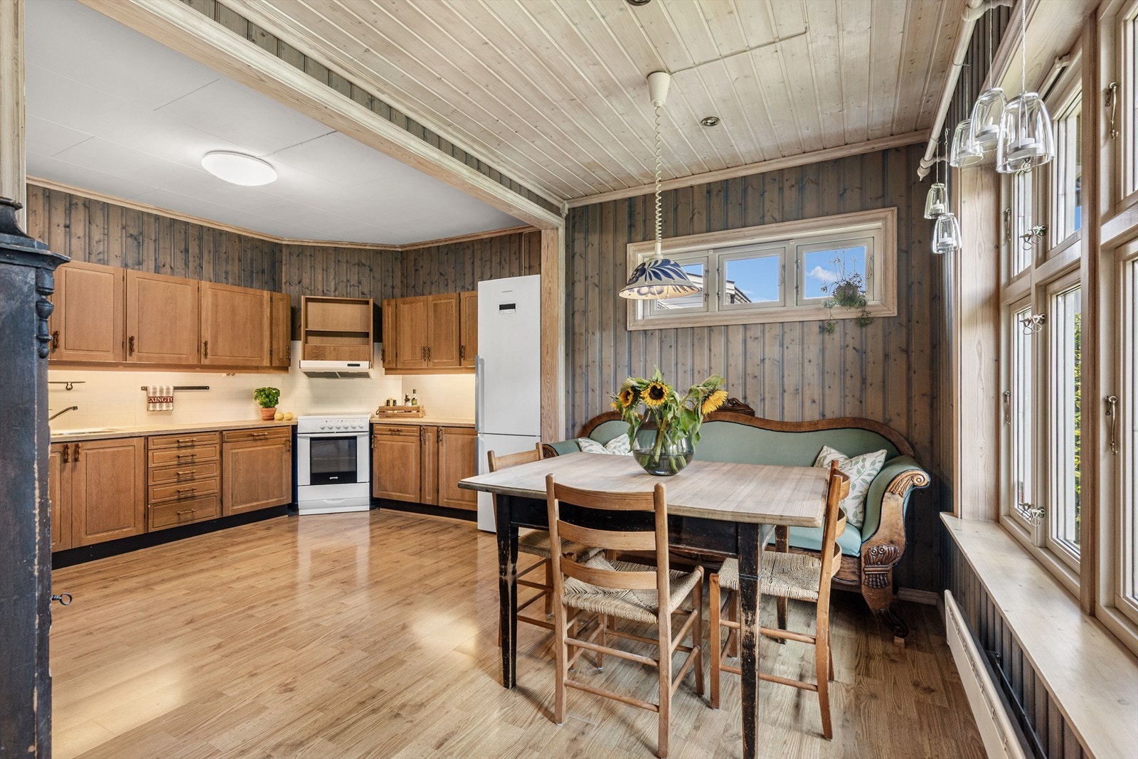 Stort kjøkken med god plass for spisebord Galleribilde