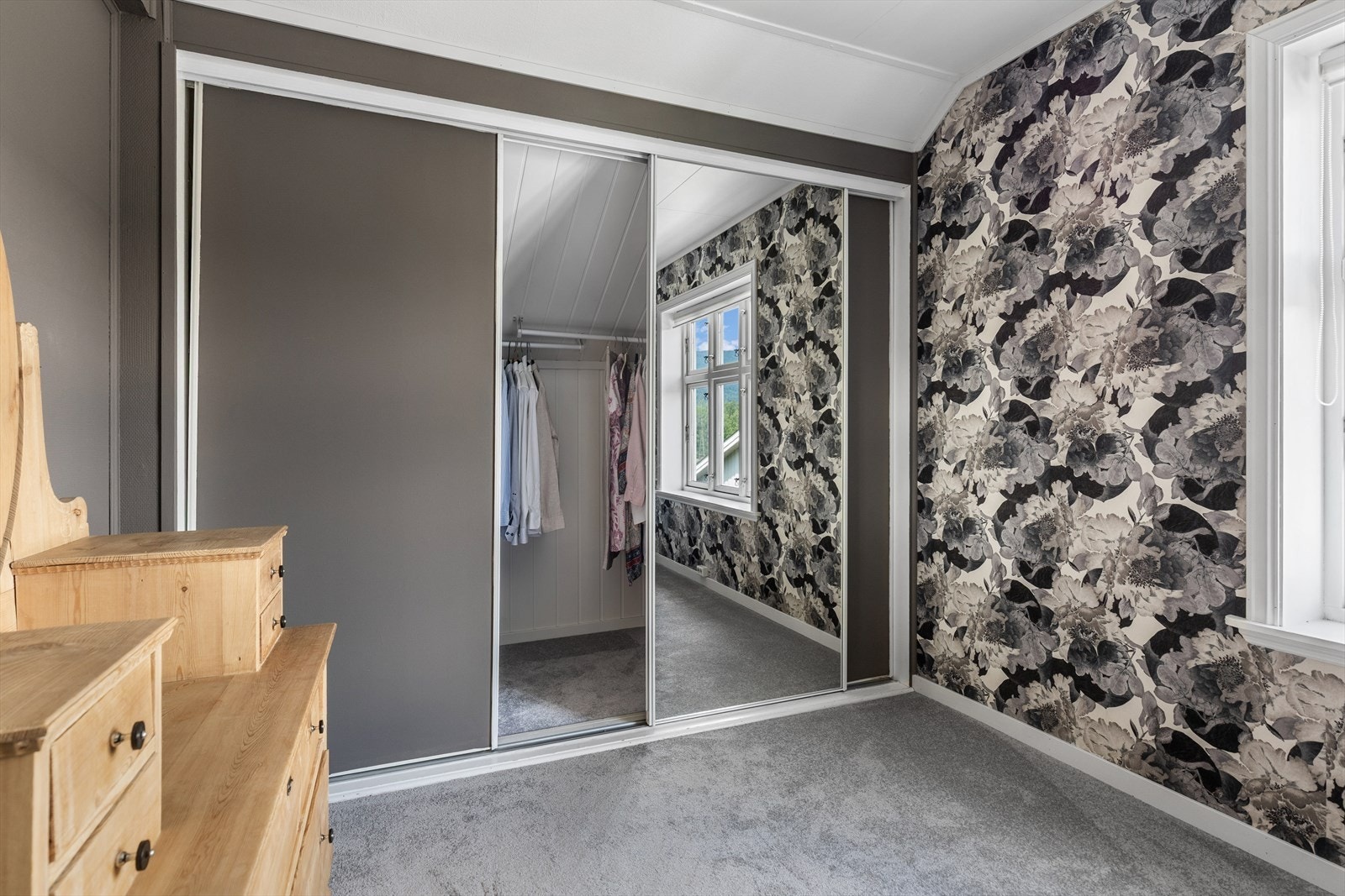 Flott garderobeløsning med innredning Galleribilde