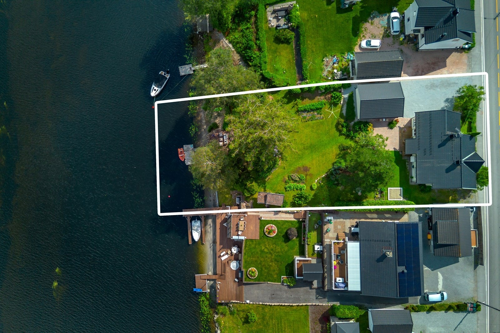 Eiendommen består av en stor enebolig, dobbelgarasje, stor hageparsell og egen brygge Galleribilde