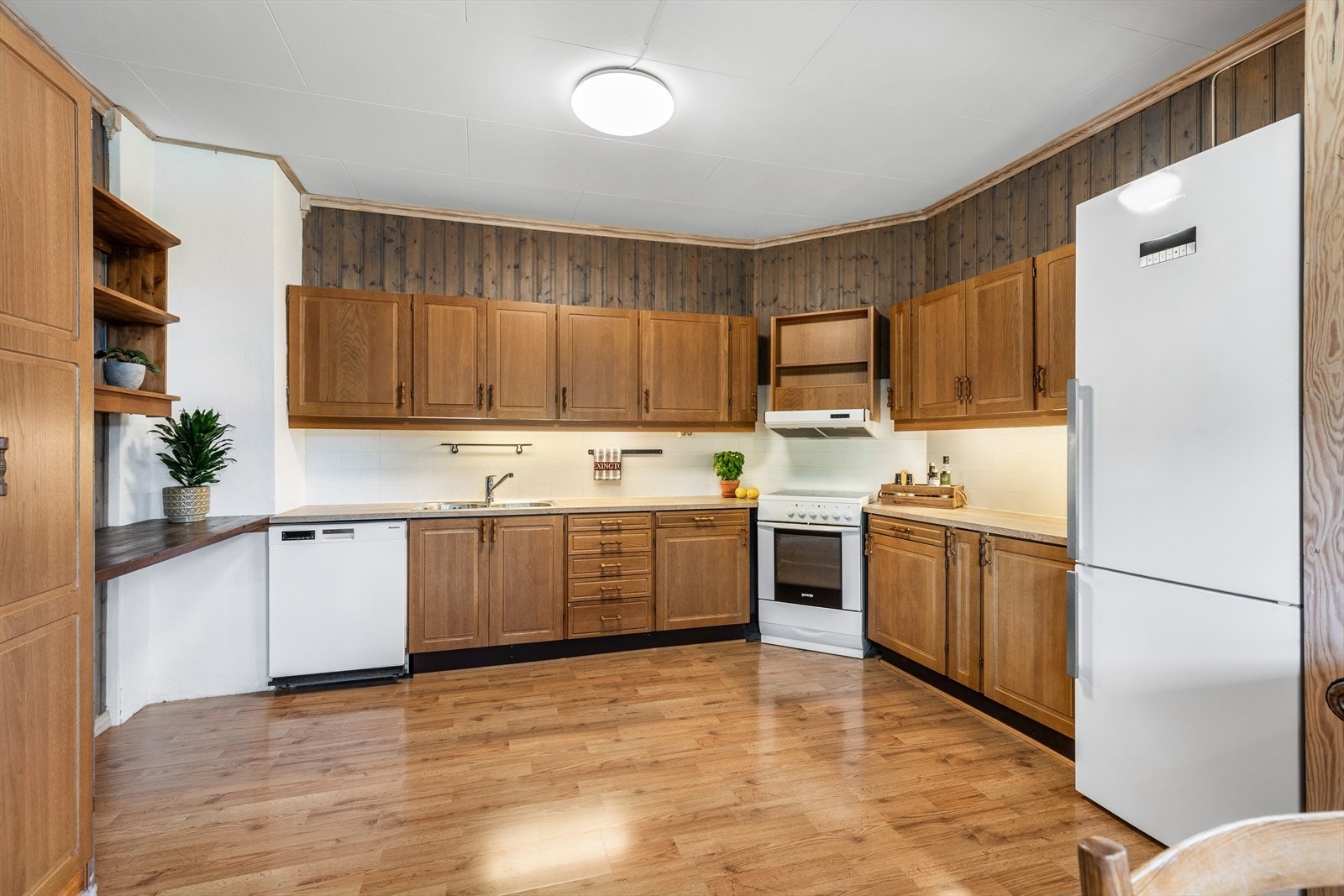 Eldre, men velholdt kjøkken med profilerte fronter Galleribilde