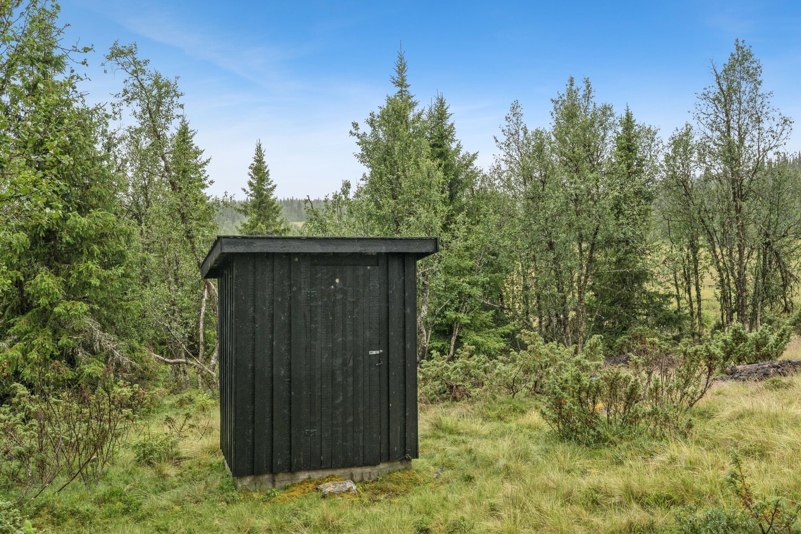 Utedo med to sitteplasser Galleribilde