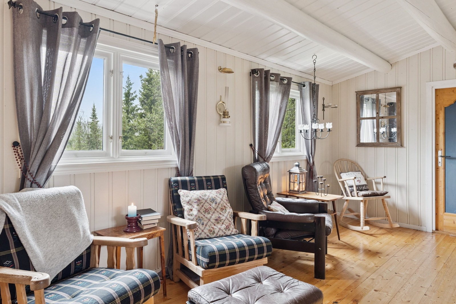 Romslig stue med mange møbleringsmuligheter Galleribilde