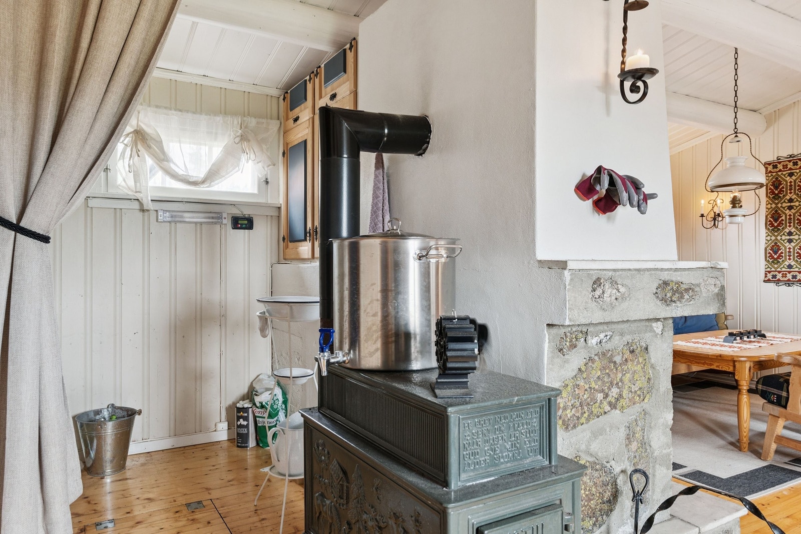 Vedovn utenfor soverom 2 og 3, med "bad" innenfor. Her kan du varme opp vann samtidig som du fyrer opp hytta Galleribilde