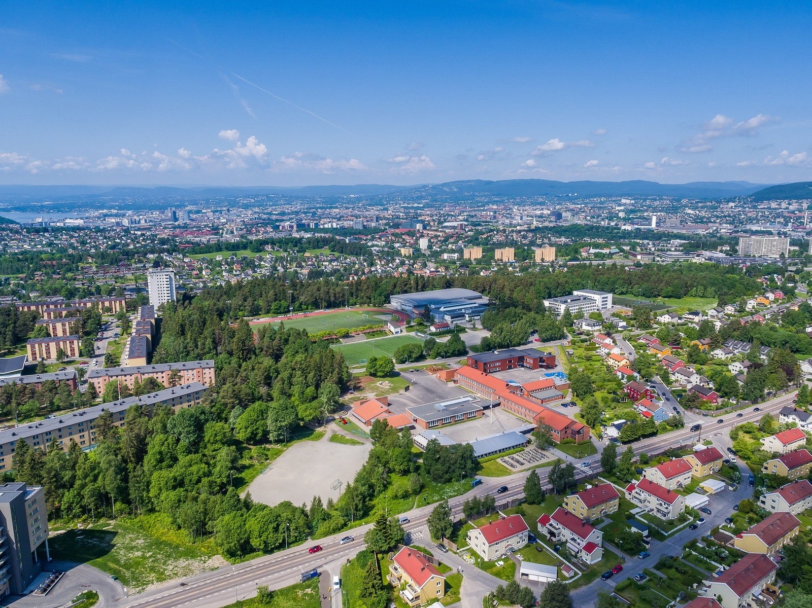 Rett ved Godlia skole er det flotte idrettsanlegg med bl.a. fotballbane og idrettshall på Trasop og i Oppsal arena Galleribilde