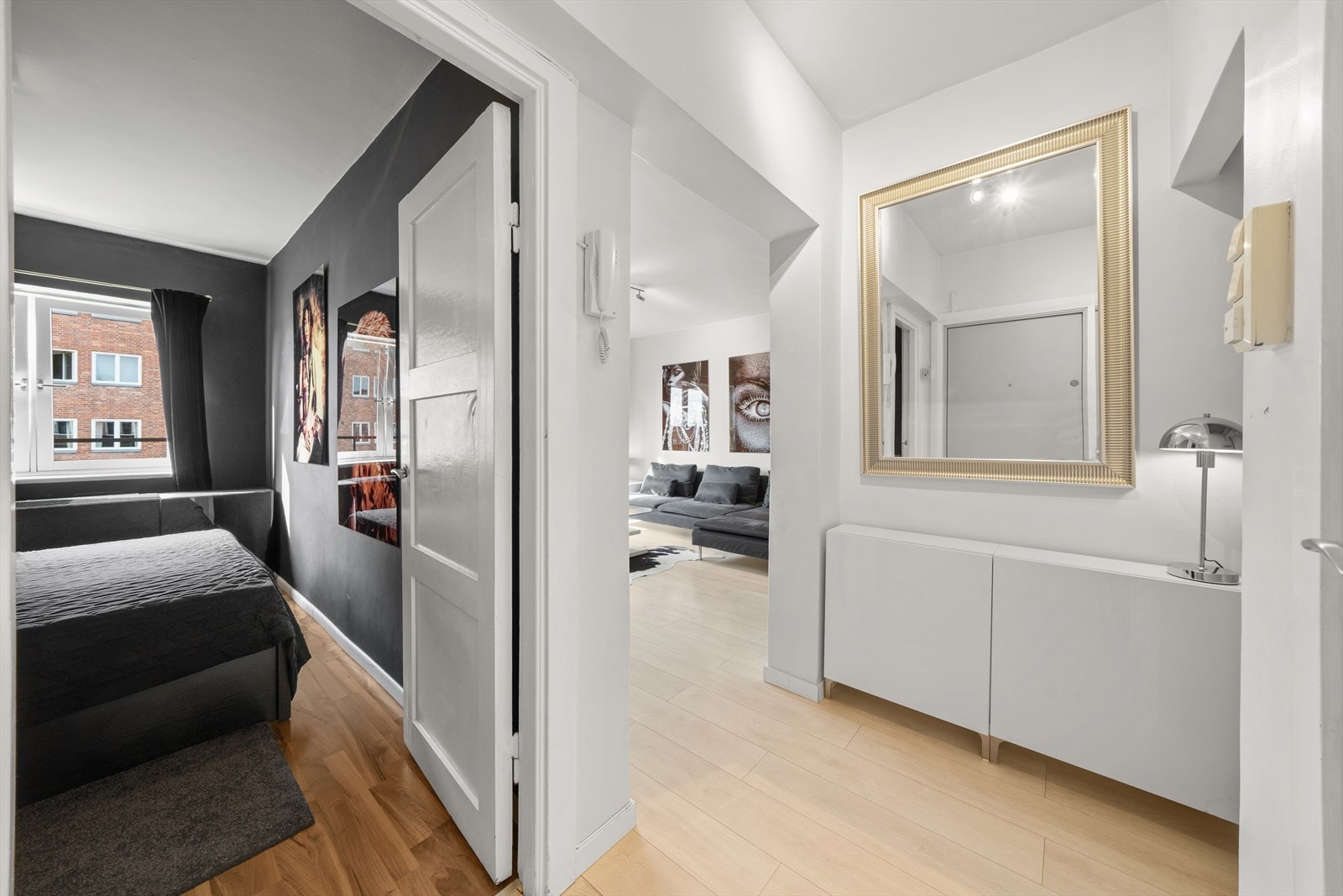 Entréen gir boligen et godt første inntrykk. Galleribilde