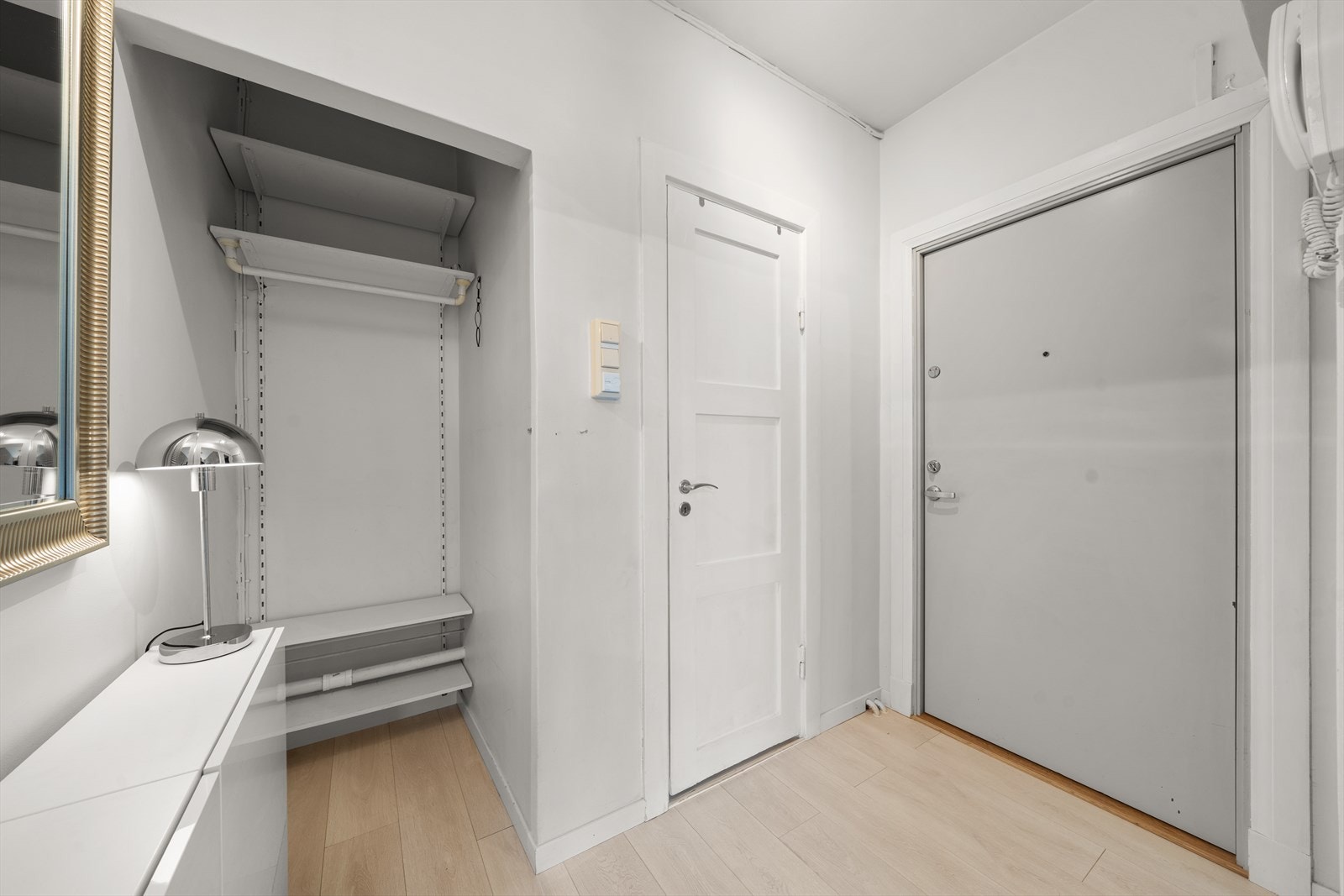 Romslig entré med god plass til oppbevaring av sko og yttertøy, her blir du ønsket velkommen inn! Galleribilde