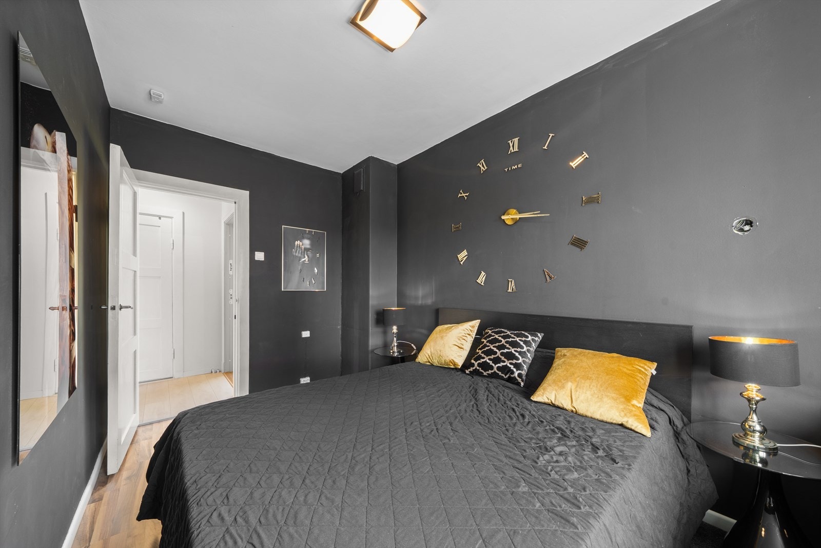 Soverommet i boligen er stort og delikat, med god plass til dobbeltseng, tilhørende nattbord og annet ønskelig møblement. Galleribilde