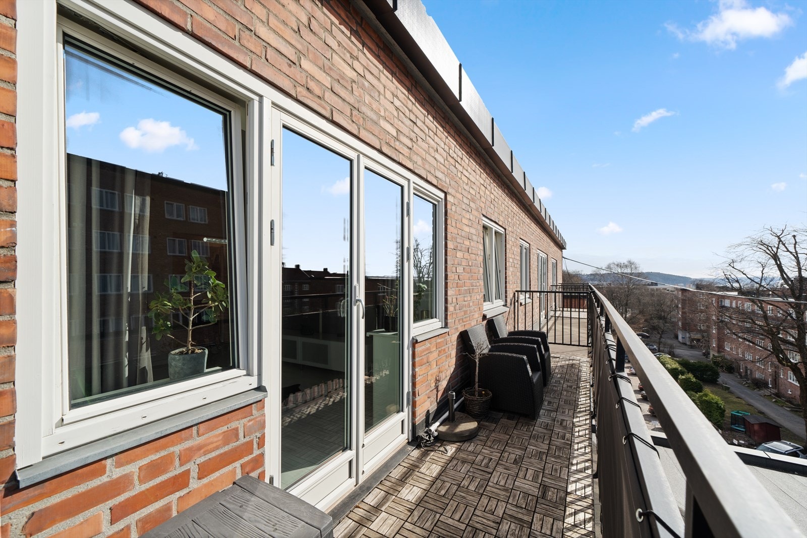 Leiligheten har en sjarmerende vestvendt balkong på 9kvm med fantastiske solforhold. Galleribilde