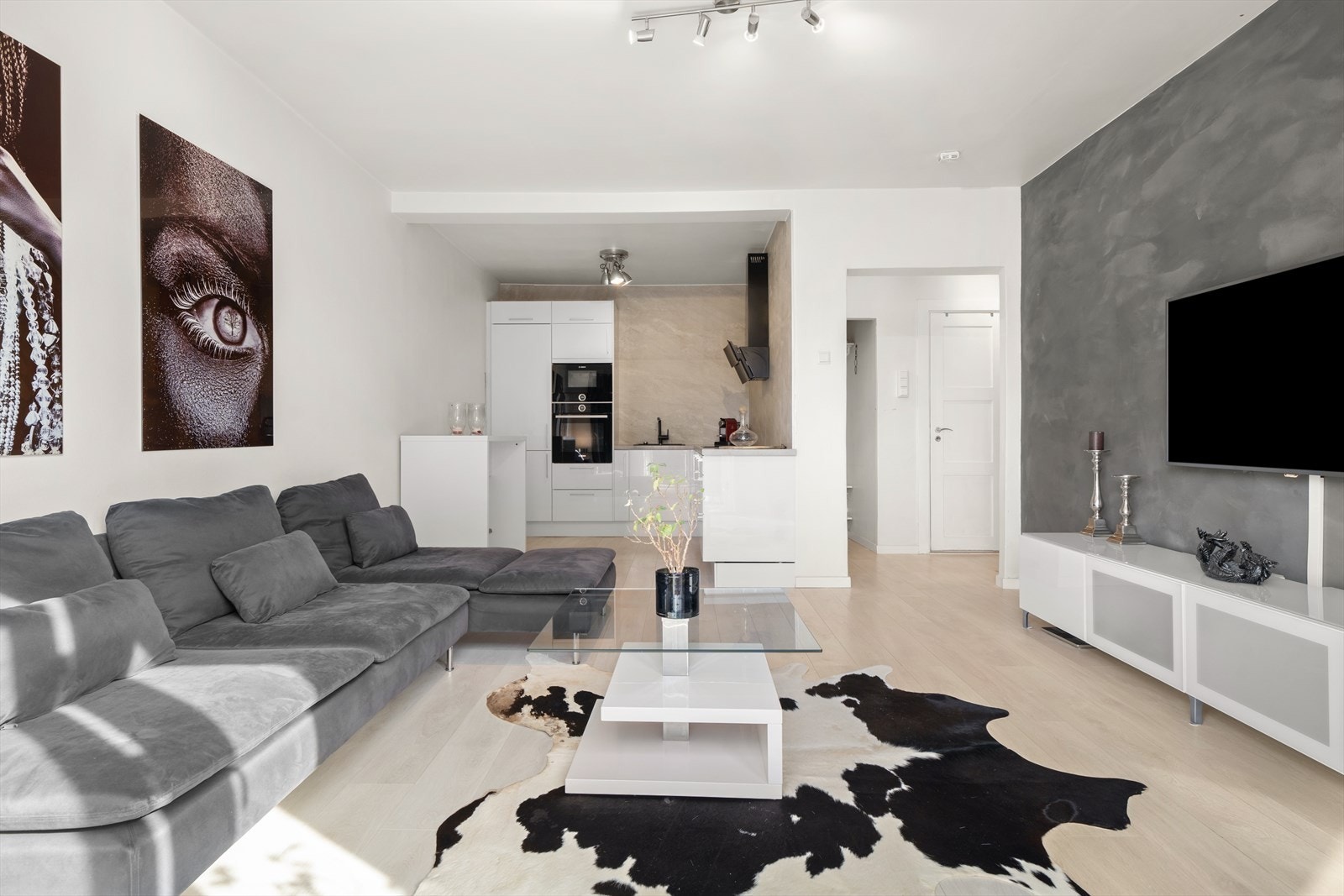 Veggene er malt i en stilren og lun farge som passer godt til alt av innredning. Galleribilde