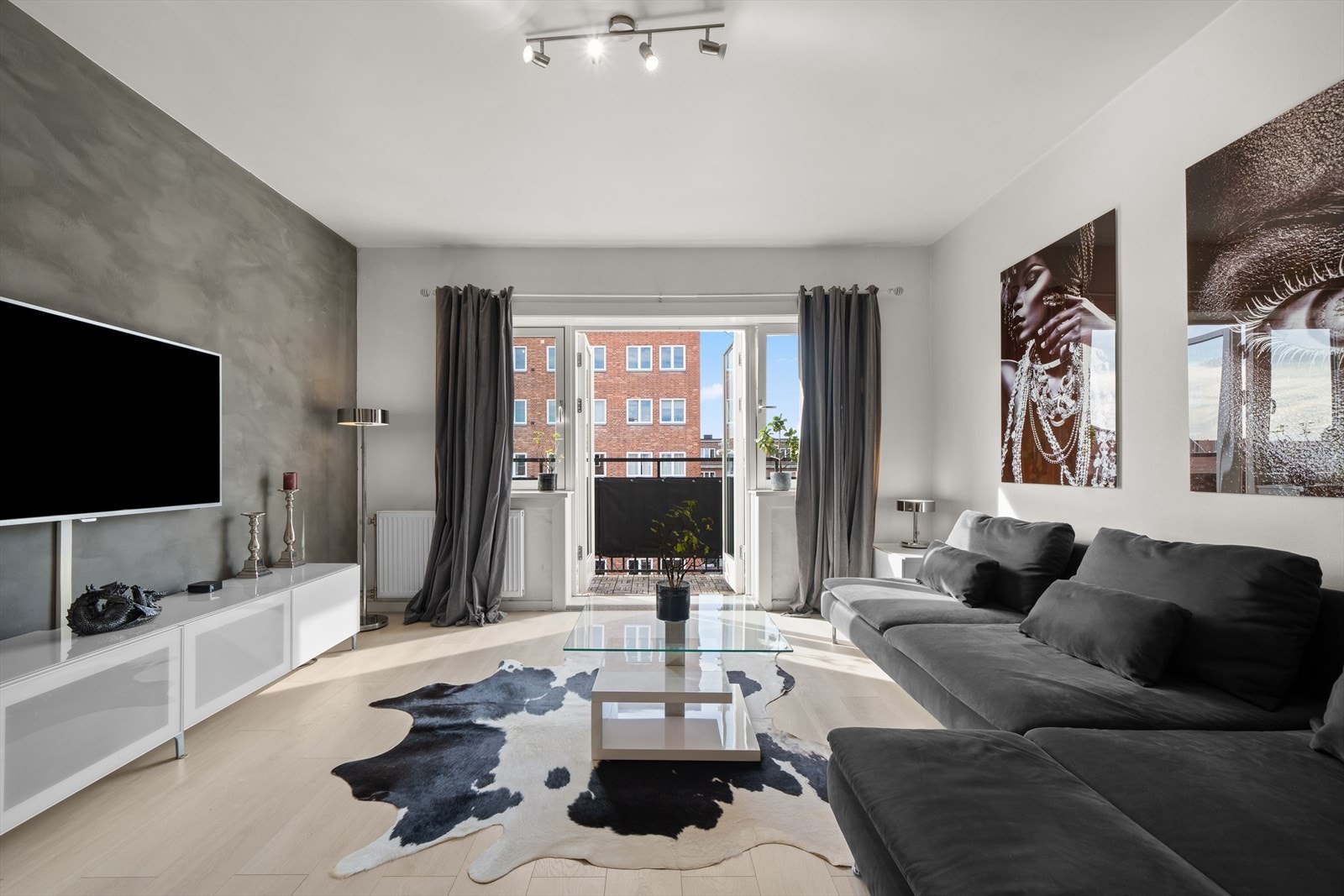 Stuen er av god størrelse, med plass til hjørnesofa, tilhørende bord og annet ønskelig møblement. Galleribilde