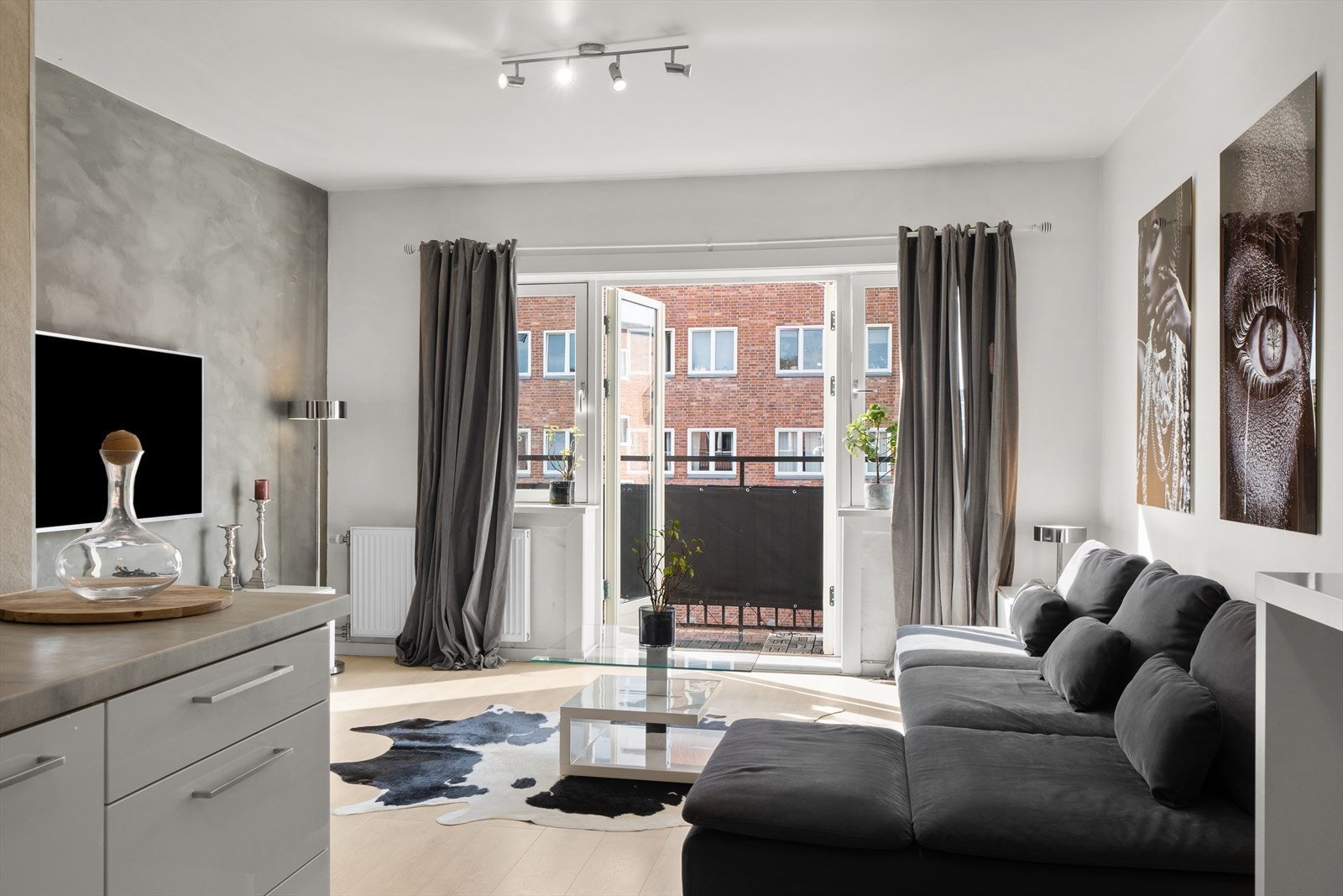 Stuen er fult med naturlig lys, som skaper en lys og luftig atmosfære. Galleribilde