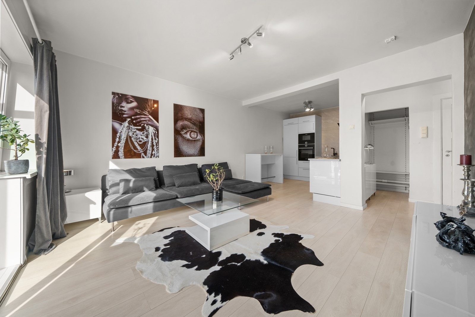 Leiligheten fremstår meget stilren. Galleribilde