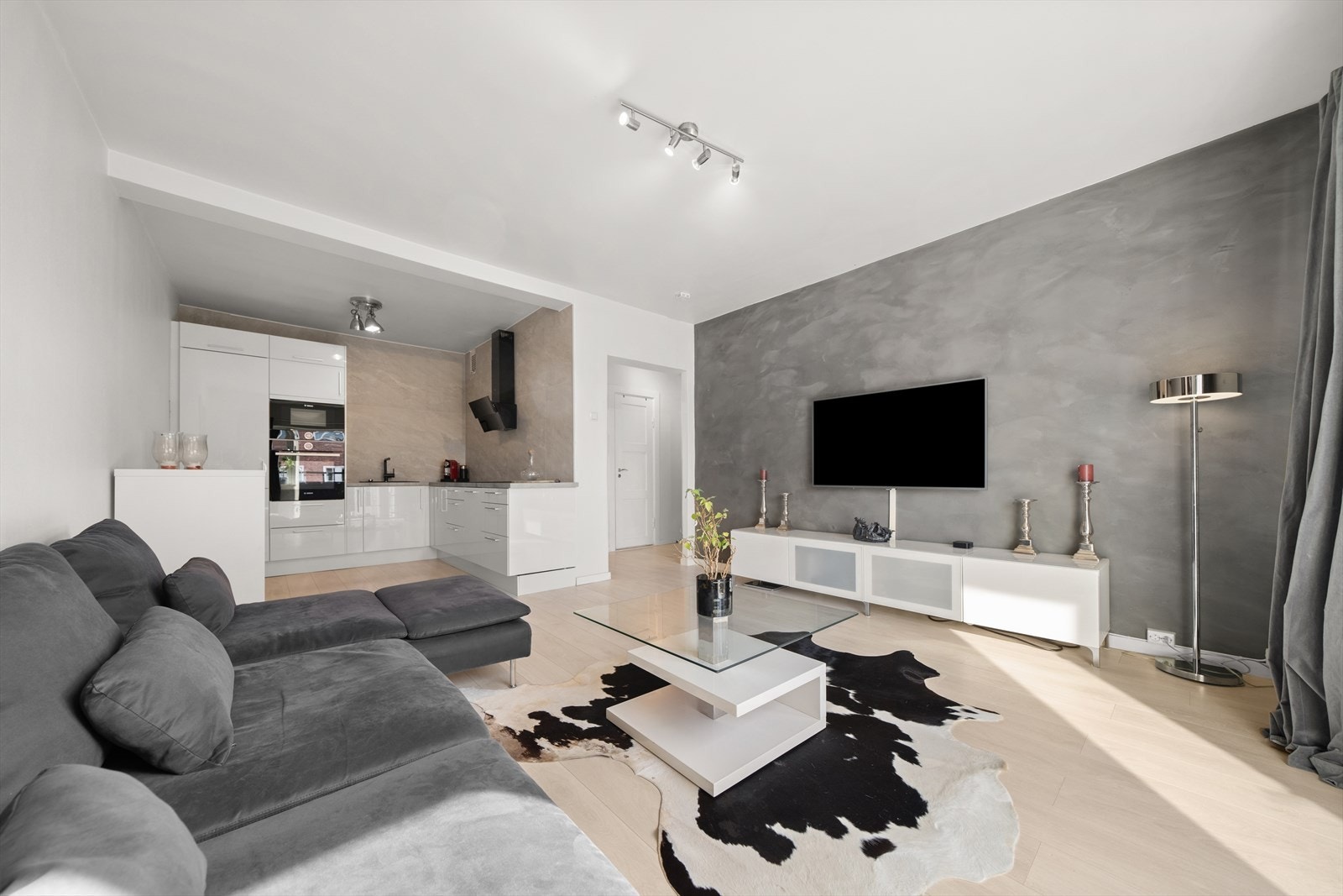 Leiligheten har en åpen og praktisk stue-/kjøkkenløsning med flere innredningsmuligheter. Galleribilde