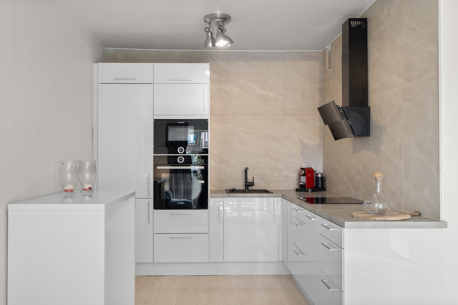 Hyggelig opparbeidet kjøkken med god benkeplass og praktisk innredning. Galleribilde