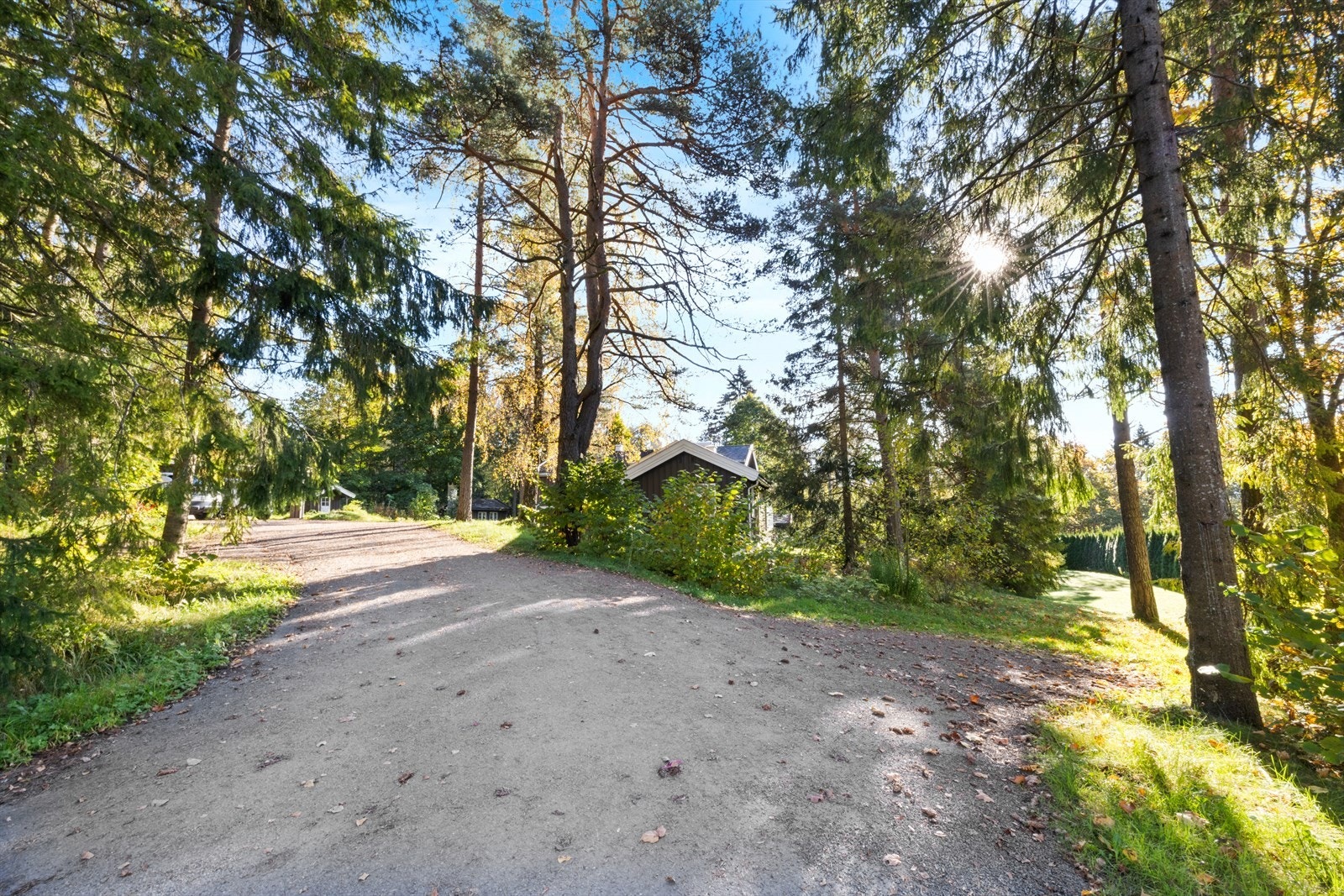 Dette er en unik eiendom hva gjelder beliggenhet og kvaliteter, dog med behov for noe oppgradering. En sjelden anledning Galleribilde