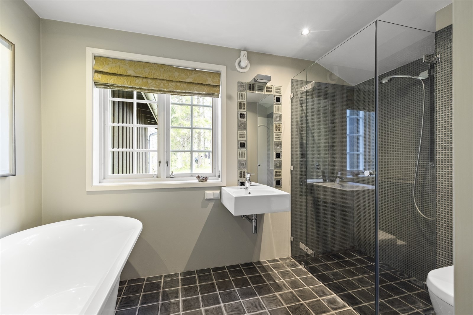 Bad i 1. etasje i del mot vest hvor det også er separat egen inngang Galleribilde