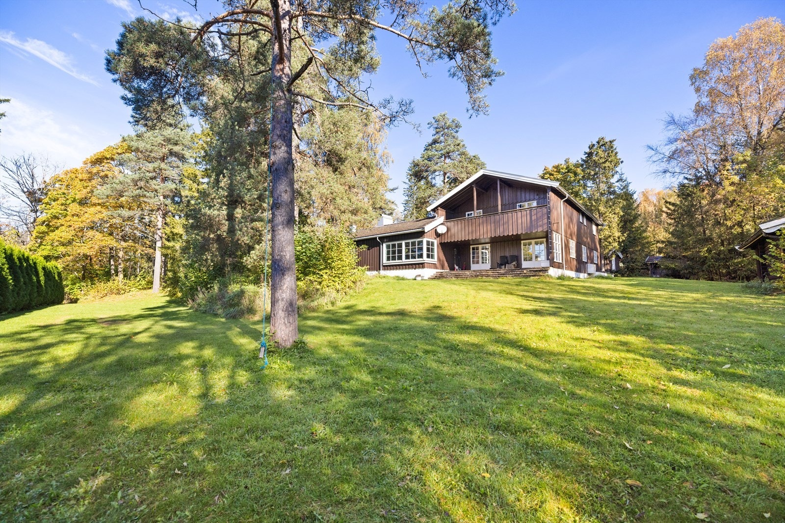 Unik eiendom i et landlig miljø - Ideelt for ridning, golf, turgåing, fiske, langrenn og alpint - Kun en halvtime fra sentrale deler av Oslo Galleribilde