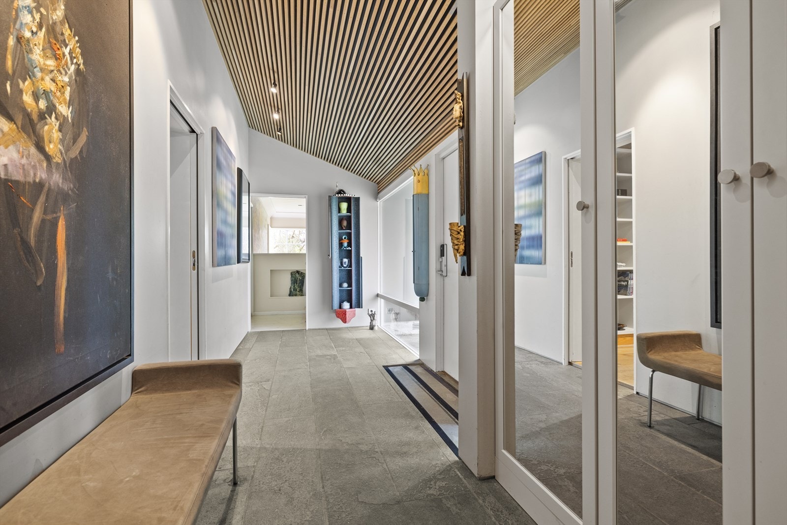 Representativt skiferbelagt inngangsparti med gulvvarme Galleribilde