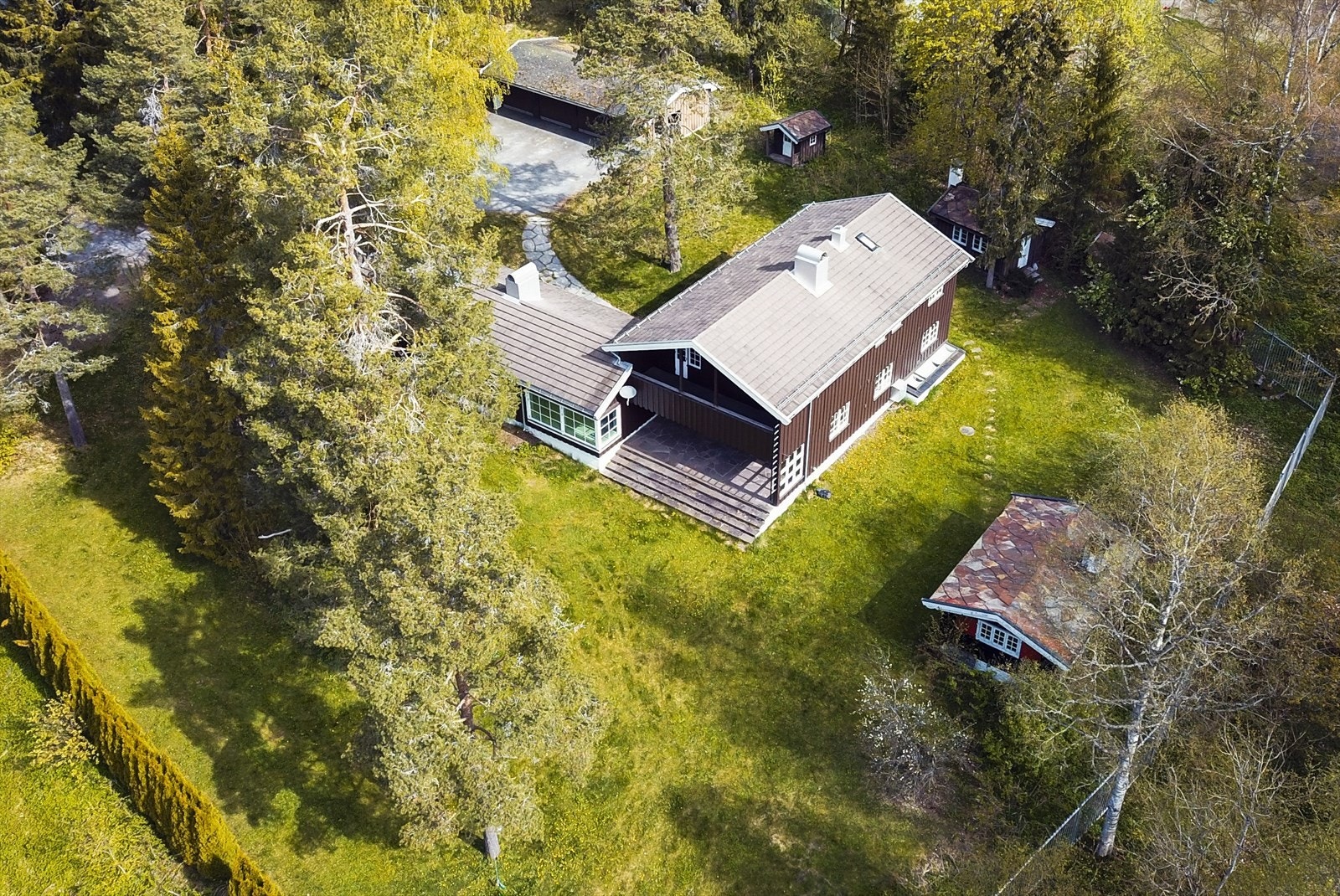 Meget solrik, usjenert og representativ eiendom. Ideelt for småbarnsfamilier Galleribilde