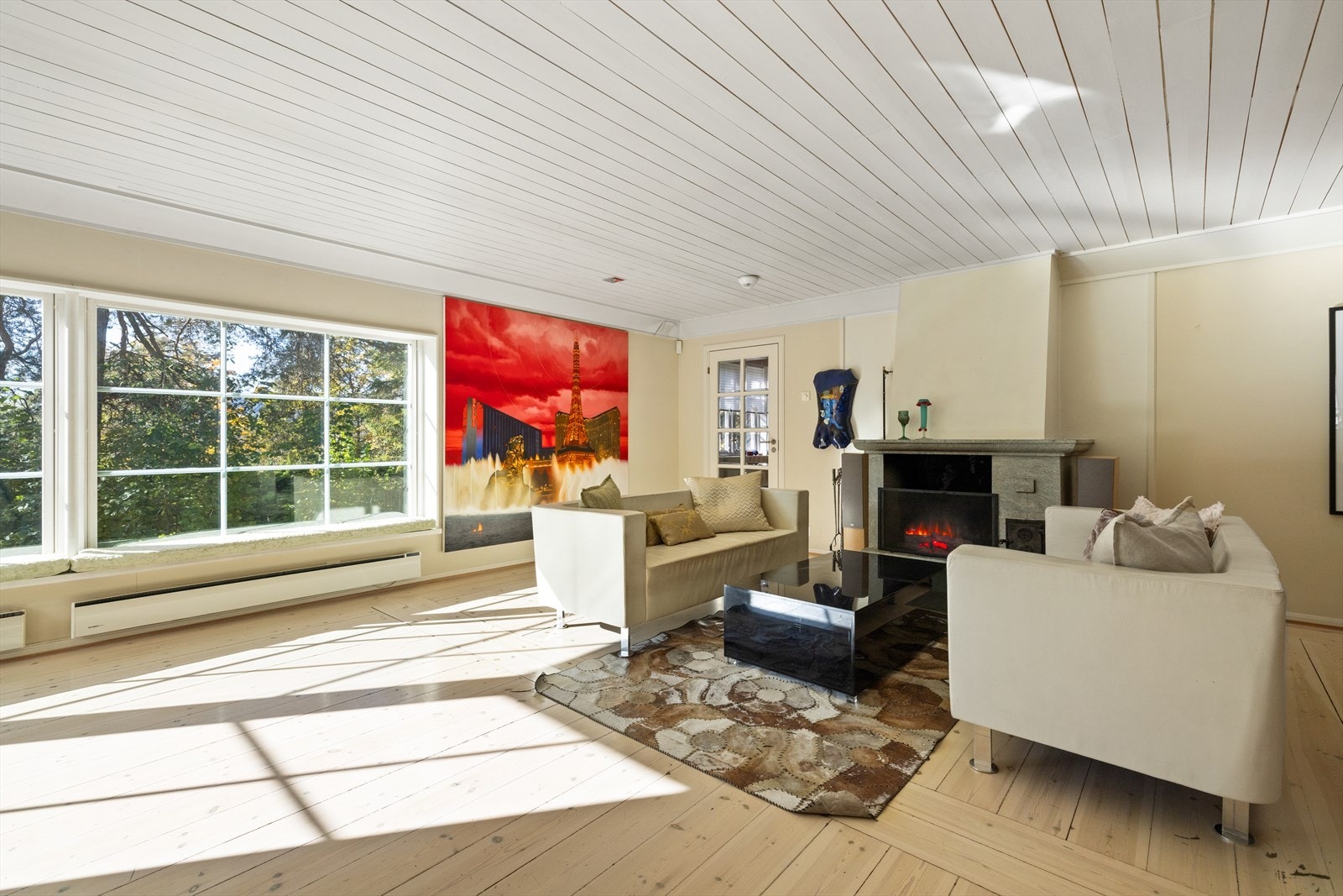 Heltre gulv og stor åpen peis som gir hyggelig og god varme. Flere ildsteder i boligen Galleribilde