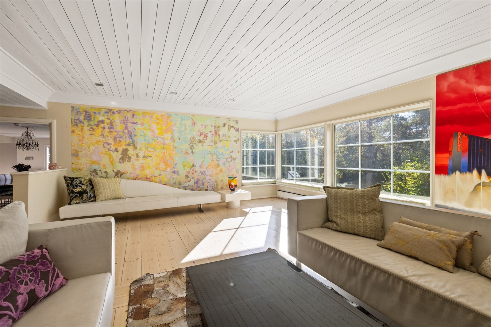 Hovedstue. Legg merke til store og mange vinduer som gir godt med naturlig lys og en god romfølelse Galleribilde