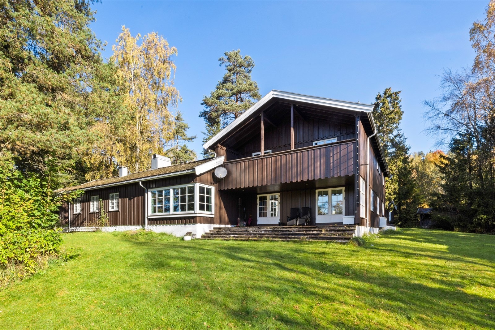 Tomten er dels opparbeidet og dels naturtomt. Enkelt å holde vedlike med robotgressklipper Galleribilde