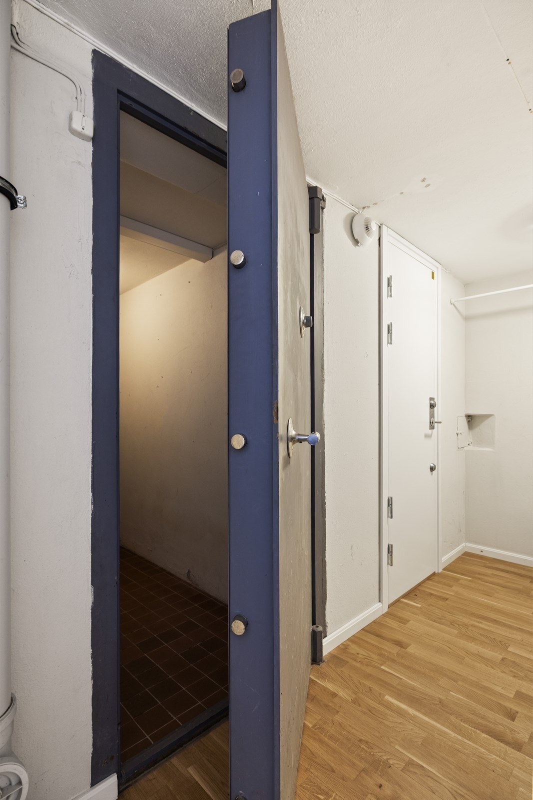 To boder i kjeller hvorav en med solid safe dør og en med moderne sikkerhets dør Galleribilde