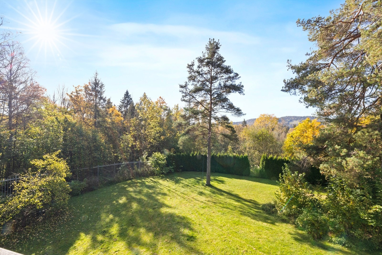 Utsikt fra rom og balkong i 2. etasje. Solrikt mot sydvest Galleribilde