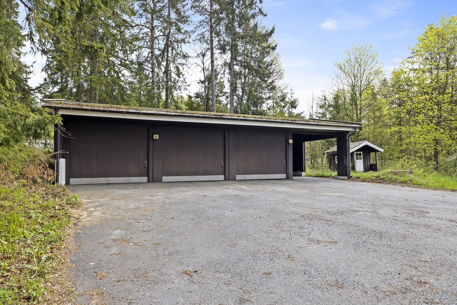 To fullverdige garasjer, en halvgarasje med bod i bakkant, samt carport. I tillegg svært gode parkeringsmuligheter på egen eiendom Galleribilde